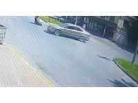 ’DUR’ levhasına uymayan otomobile çarpmamak için fren yaptı sürüklenen motosikletteki baba-oğul yaralandı