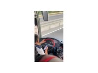 Yolcu otobüsü şoförünün seyir halindeyken müzik keyfi yolcu kamerasında