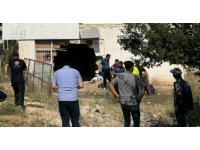 Kontrolden çıkan otomobil yol kenarında bulunan depoya girdi