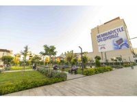 Mersin’de Kırmızı Lacivert Kent Meydanı çarşıya nefes aldırdı