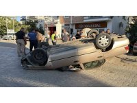 Kamyonet ile çarpışan otomobil ters döndü: 1 yaralı