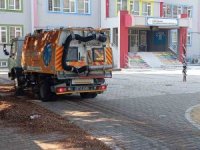 Kemer’de okul bahçelerinde yeni eğitim yılı öncesi temizlik çalışması