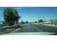 Kontrolsüz şekilde tali yola dönen otomobile arkadan gelen motosiklet çarptı