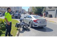 Motosiklet otomobile yandan çarptı: 1 yaralı