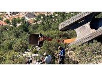 Antalya’da iş makinesi 60 metrelik uçuruma yuvarlandı operatör yaralı kurtuldu
