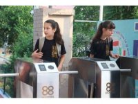 Öğrenci okula giriyor, velinin telefonuna bildirim gidiyor