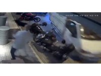 Kimse ne olduğunu anlayamadı, temizlik yapan esnaf kamyonetin altında kalmaktan son anda kurtuldu
