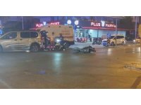 Manavgat’ta hafif ticari araç ile çarpışan motosikletli yaralandı