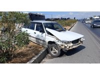Manavgat’ta kaza yapan araç refüjde asılı kaldı