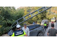 İskenderun’da elektrik direğine çarpan otomobilin sürücüsü yaralandı