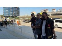 Üzerine çöp poşeti geçirip küçükbaş hayvanlarını şikayet eden ailenin otomobilini kundakladı