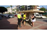 Kırmızı ışıkta motosikletle bekleyen turistler bir anda kaldırıma çıktı, büfeye çarpıp yere savruldu