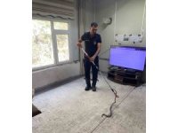Defne’de eve giren yılanı itfaiye yakaladı