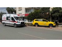 Serik’te taksi ile hafif ticari araç çarpıştı, mahalleli kavşağa önlem alınmasını istedi