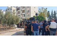 Adana’da kesinleşmiş hapis cezası olan şahıs elindeki patlayıcıyla polise direniyor