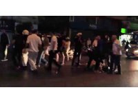 Cadde ortasında genç motosikletliyi döverek hastanelik ettiler