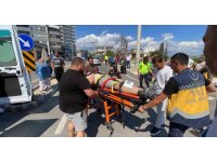 Motosiklet kavşakta dönüş yapan otomobille çarpıştı: 2 yaralı