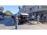 Antalya’da otomobil önce yayaya çarptı ardından otobüs durağına daldı: 3 yaralı