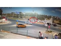 Kırmızı ışıkta geçen araca motosikletin çarpma anı kamerada: 2 yaralı