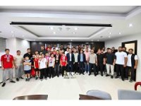 Başkan Uysal, Muratpaşa Belediyespor güreşçileriyle bir araya geldi