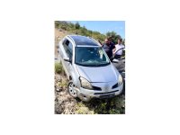 Osmaniye’de otomobil yol kenarına devrildi: 1 yaralı