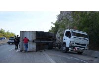 Pelet yüklü kamyon bariyerlere çarptı, kasası devrildi: 1 yaralı