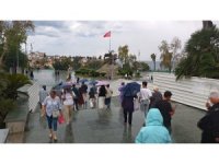 Cumhuriyet Meydanı’nda şemsiyeler açıldı, turistler yağmura rağmen gezilerini sürdürdü