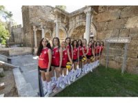Kadın voleybolcular Kaleiçi’nde objektif karşısına geçti