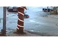 Otomobil ile motosikletin çarpışma anı güvenlik kamerasında