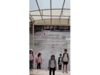 Yağmur altında istiklal marşı okuyan ilkokul öğrencisi takdir topladı