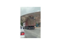 Aşırı demir yüklü tır trafikte yürekleri ağza getirdi
