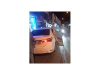 Minibüsün kapısı otomobilde asılı kaldı
