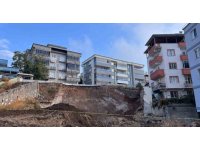 Kahramanmaraş’ta temel kazısı sırasında toprak kaydı, yol çöktü, vatandaşlar mağdur oldu