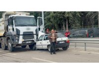 Ters yöne giren otomobil hafriyat kamyonunun altına girdi