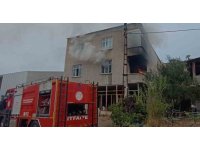 Ev yangınında mahsur kalan kadın kurtarıldı