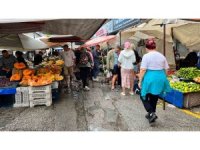 Alanya’da sağanak pazar yerini göle çevirdi