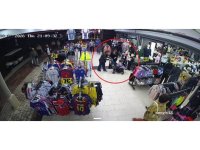 Mağazadan eşofman çalan turistler, taktıkları otelin bilekliği sayesinde yakalandı