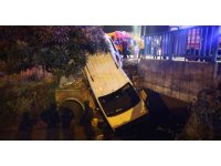Adana’da şiddetli yağışta kayan otomobil sulama kanalına düştü: 2 yaralı