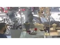 Çantayı kapıp kaçtılar, kadın peşlerinden koştu