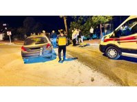 Antalya’da otomobil palmiyeye çarptı: 2 yaralı