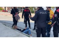 Yoldan geçen araçların önüne atladı, polis ekiplerine zor anlar yaşattı