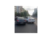 Trafikte tartışan iki sürücü, 180 bin liralık cezayı yememek için araçlarından inmedi
