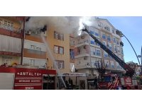 Antalya’da 5 katlı binada yangın: Mahsur kalan 2’si çocuk 4 kişiyi itfaiye kurtardı