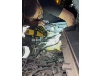 Arsuz’da aracın motoruna sıkışan kedi kurtarıldı