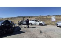 Burdur’da 3 aracın karıştığı kazada 1 kişi hayatını kaybetti, 7 kişi yaralandı