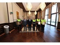 Örnek davranışıyla Bakan Çiftçi’nin takdirini toplayan polis memurlarına başarı belgesi verildi
