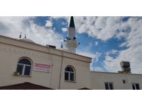 Yıldırımın isabet ettiği camide elektronik eşyalar kullanılamaz hale geldi