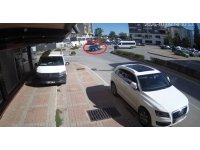 Antalya’da otomobil ile motosikletin çarpışma anı kamerada
