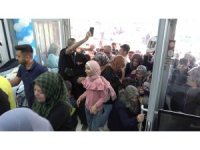 Kahramanmaraş’ta giyim mağazasında indirim izdihamı