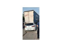 Tarsus’ta otomobil park halindeki tıra arkadan çarptı, sürücü yaralandı